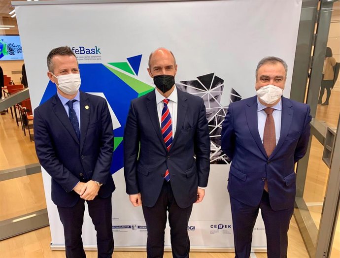 El consejero de Educación, Jokin Bildarraz, el presidente de Confebask, Eduardo Zubiaurre,y el director general de la patronal vasca, Eduardo Arechaga, en un acto en el Palacio Euskalduna de Bilbao
