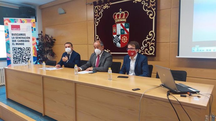 El rector de la UCLM, Julián Garde, en la presentación de la semana del Turismo.