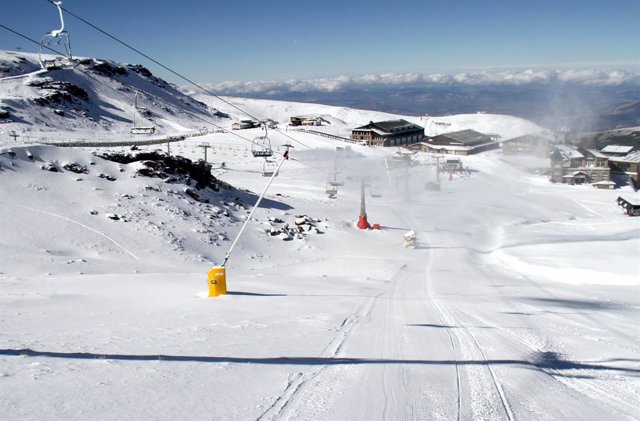 La estación de esquí de Sierra Nevada (Granada) se prepara para la apertura de la temporada invernal este sábado 27 de noviembre.