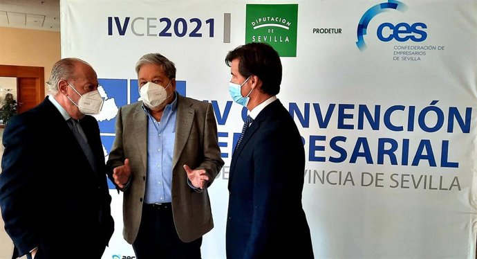 El presidente de la Diputación, Fernando Rodríguez Villalobos, el alcalde de Dos Hermanas, Francisco Toscano, y el presidente de la CES, Miguel Rus.