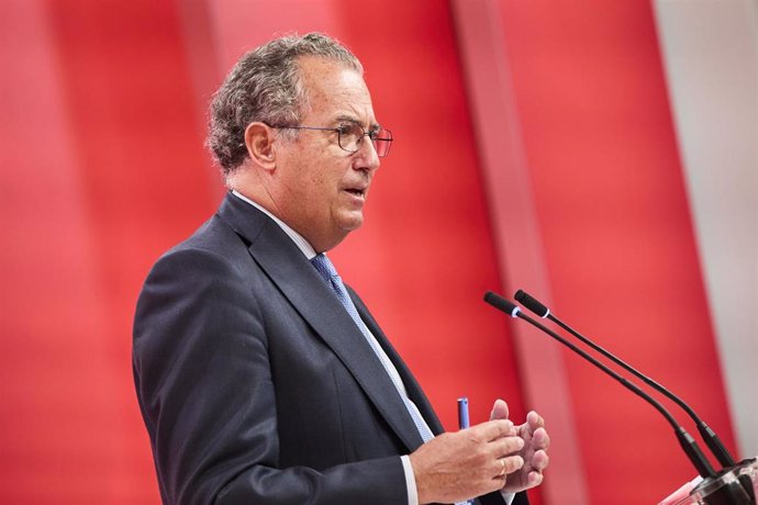 Archivo - El consejero de Educación, Universidades, Ciencia y portavoz del Gobierno, Enrique Ossorio, interviene en una rueda de prensa posterior al acto de toma de posesión del Consejo de Gobierno de la Comunidad de Madrid de la XII Legislatura, a 21 d