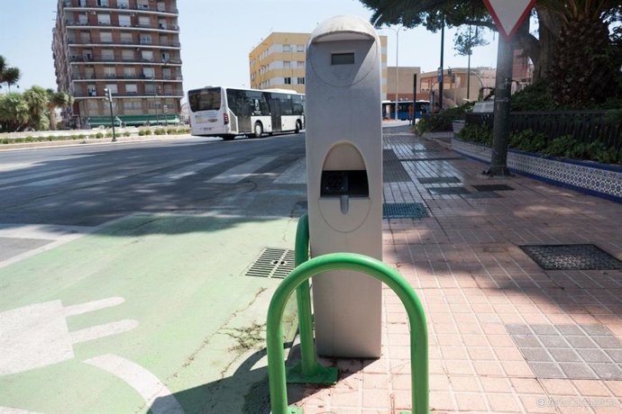 Archivo - Cargador de vehículos