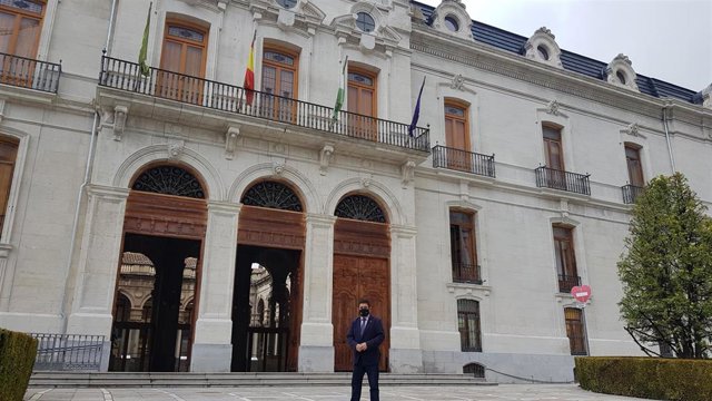 Reyes, ante la fachada de la Diputación tras las obras de rehabilitación.