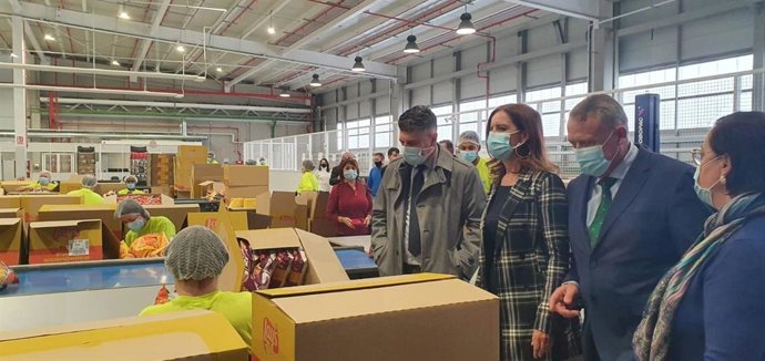 A consejera de Empelo e Industria, Ana Carlota Amigo, durante una visita al Centro Especial de Empleo La Brújula de Burgos.