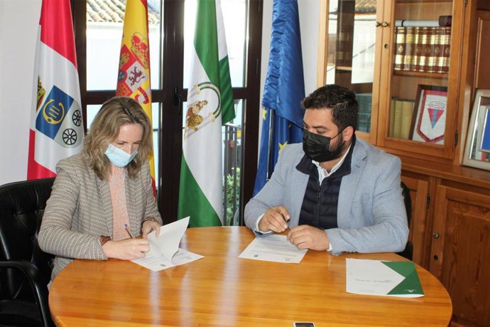 La alcaldesa de Prado del Rey y el delegado de Justicia firmando el convenio.