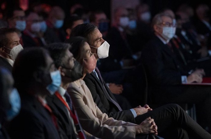 El presidente del Gobierno, Pedro Sánchez, y la ministra de Industria, Comercio y Turismo, Reyes Maroto, a su llegada al Congreso Anual de Multinacionales por marca España, en la Sala de Columnas del Círculo de Bellas Artes, a 24 de noviembre de 2021.
