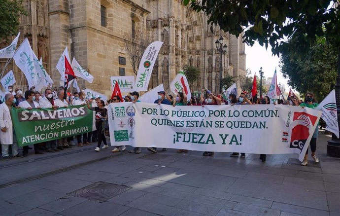 Manifestación convocada por el Sindicato Médico Andaluz para "salvaguardar la atención primaria" a 28 de octubre 2021 en Sevilla (Andalucía). 