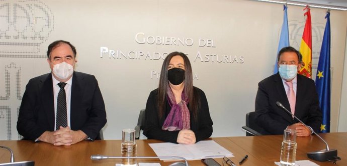 De izquierda a derecha, el decano del Colegio de la Abogacía de Gijón, Benigno Villarejo Alonso, la directora general de Igualdad, Nuria Varela, y el decano del Colegio de Abogados de Oviedo, Luis Albo Aguirre.