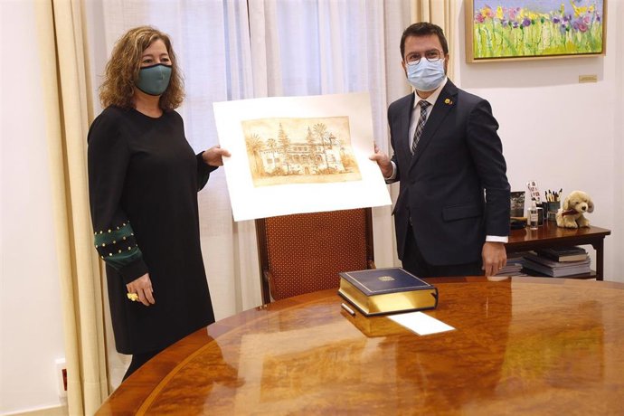 La presidenta del Govern, Francina Armengol (i), y el presidente de la Generalitat de Cataluña, Pere Aragons (d), durante una reunión bilateral en el Consolat de Mar, a 24 de noviembre de 2021, en Palma de Mallorca, Islas Baleares (España). Esta reunió