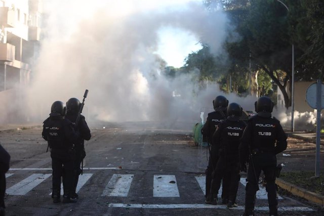 Policías cargan con los manifestantes en la novena jornada de la huelga del metal en el barrio del Río de San Pedro en Puerto Real a 24 de noviembre 2021 en Puerto Real (Cádiz).