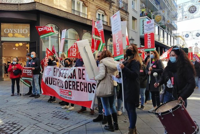 Pasacalles de protesta de CCOO por el centro de Sevilla contra el incremento de domingos y festivos en el comercio aprobado por la Junta.