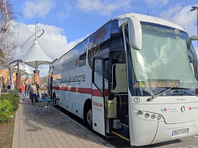 Autobús Cruz Roja de donación de sangre en intu Xanadú
