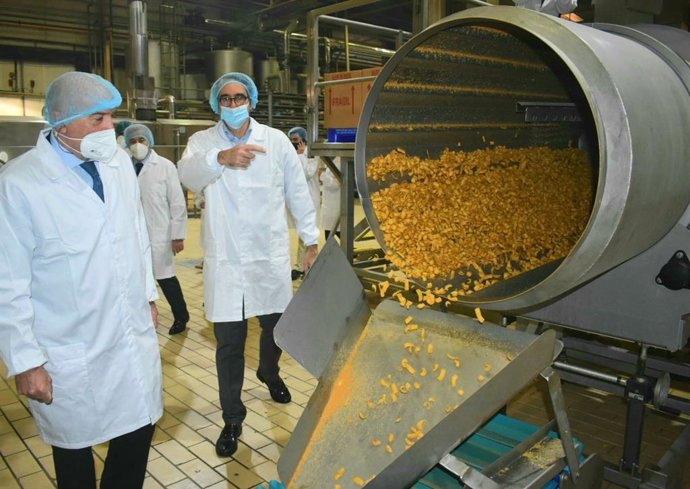 Carnero, durante su visita a las instalaciones que la empresa Europe Snacks tiene en Medina del Campo (Valladolid).