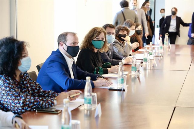 La presidenta del Govern, Francina Armengol, y el presidente de la Generalitat de Catalunya, Pere Aragonès, en una reunión con representantes de entidades conservacionistas y de investigación.