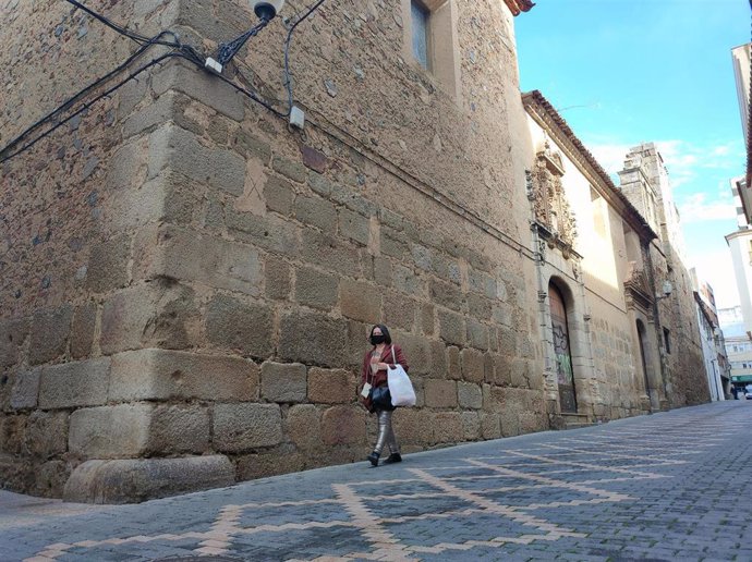 Fachada del Convento de las Concepcionistas, en la calle de mismo nombre, donde se ubica la entrada a la iglesia gótica que se mantendrá en el proyecto de reforma.