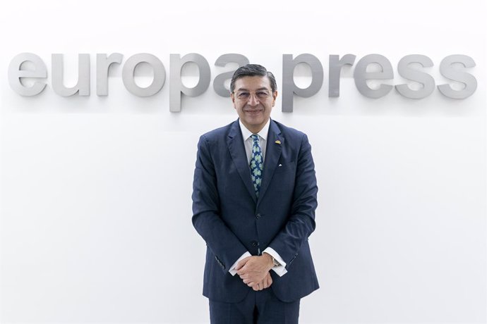 El Secretario General de la Comunidad Andina, Jorge Pedraza, posa tras una entrevista con Europa Press, en la sede de la agencia, a 24 de noviembre de 2021, en Madrid, (España).