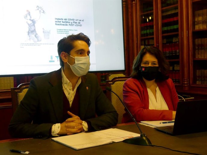 El concejal de Turismo, Miguel Merino (izquierda), y la decana de la facultad de Ciencias Sociales, Jurídicas y la Comunicación, Marta Laguna (derecha).