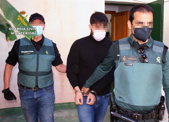 Imagen de uno de los detenidos, custodiados por la Guardia Civil