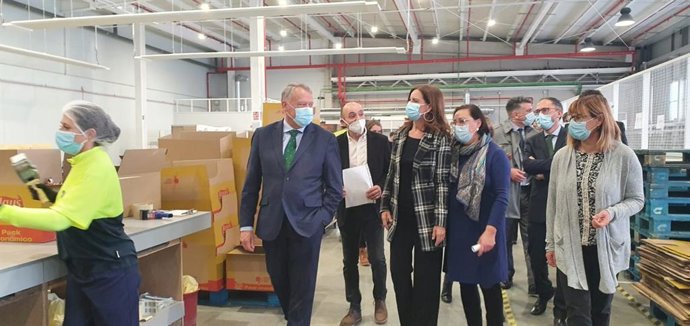 La consejera de Empleo e Industria, Ana Carlota Amigo, durante una visita al Centro Especial de Empleo La Brújula de Burgos