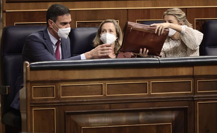 (E-D) El president del Govern central, Pedro Sánchez; la vicepresidenta primera i ministra d'Afers Econmics, Nadia Calviño; i la vicepresidenta segona i ministra de Treball, Yolanda Díaz, al Congrés dels Diputats