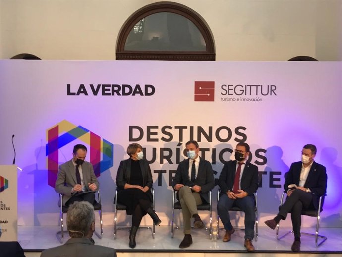 El consejero de Presidencia, Turismo y Deportes, en la mesa redonda sobre destinos turísticos inteligentes,  junto a la alcaldesa de Cartagena y los alcaldes de Lorca y Caravaca de la Cruz