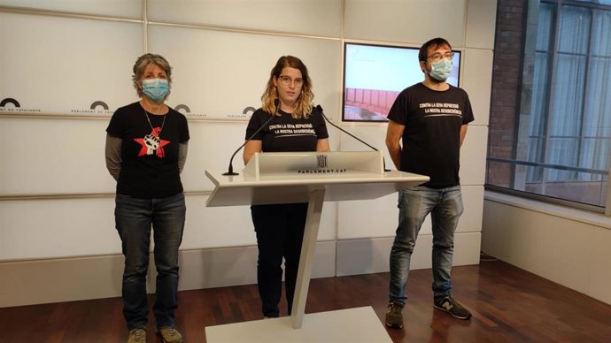 La portavoz de 'Los 9 de Lledoners', Anna Roselló, junto con dos representantes del colectivo en rueda de prensa en el Parlament
