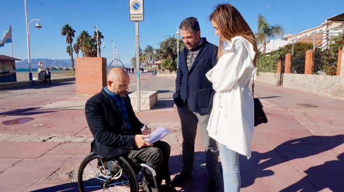 La portavoz del PP en el Ayuntamiento de Málaga, Elisa Pérez de Siles, y los concejales Raúl López y Carlos Conde, informan de una moción