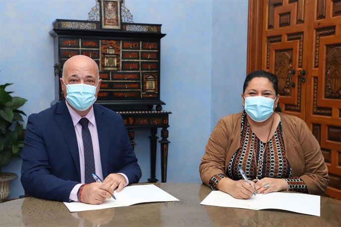La presidenta de Iprodeco, Dolores Amo, y el alcalde de Rute y presidente de la Diputación de Córdoba, Antonio Ruiz, suscriben el acuerdo.