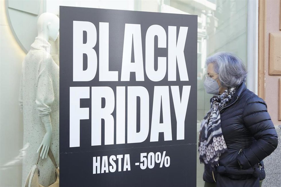 Una señora enfrente de una escaparate durante el Black Friday 