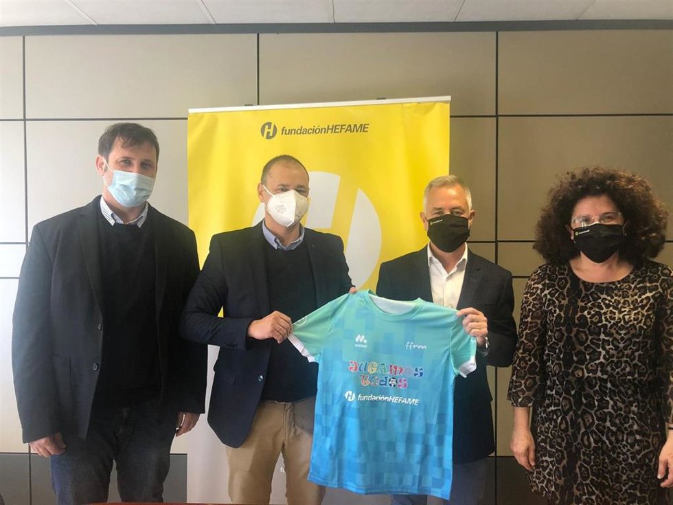 De izquierda a derecha: Raúl Ruipérez, responsable de RSC de FFRM; Juán José Villanueva, gerente de la FFRM; Carlos Fernández, secretario de Fundación Hefame y Enriqueta Fernández, directora de Fundación Hefame.