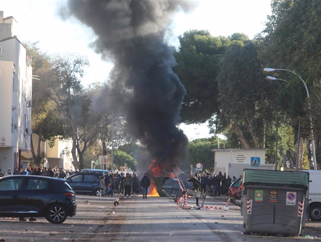 Manifestantes en la novena jornada de la huelga del metal en el barrio del Río de San Pedro en Puerto Real este miércoles.