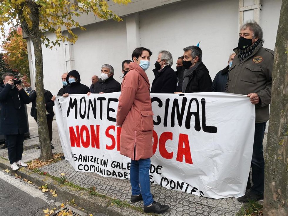 Comunidades de montes protestan delante del Parlamento gallego