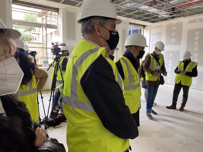 El presidente del Gobierno de Aragón, Javier Lambán, ha visitado las obras de la Facultad de Filosofía y Letras junto con el recto de Unizar, José Antonio Mayoral.