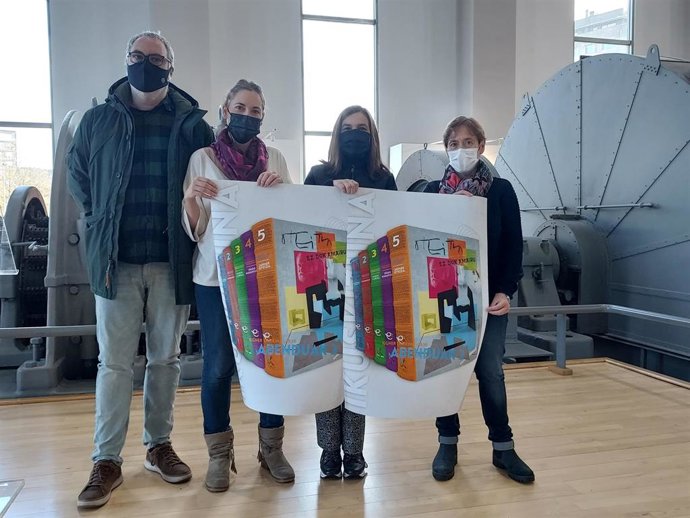 La concejal de Cultura de Barakaldo, Iratxe Foces, junto a representantes de Hala Dizipo.