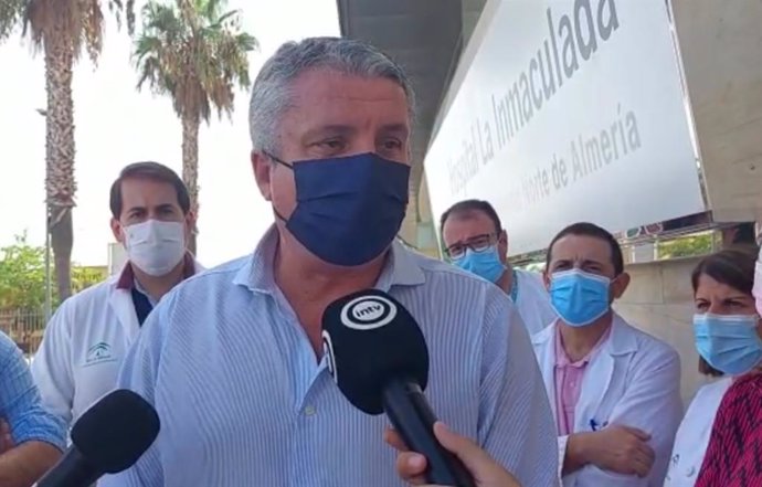 Archivo - El delegado de Salud y Familias de la Junta de Andalucía en Almería, Juan de las Cruz Belmonte, atiende a los medios.