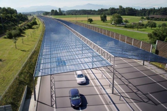 Ejemplo de instalación de placas solares en carreteras.