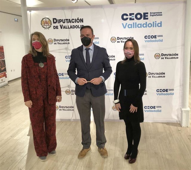 De izquierda a derecha: la presidenta de CEOE Valladolid, Ángela de Miguel; el vicepresidente primero de la Diputación de Valladolid, Víctor Alonso, y la especialista en marketing emocional y 'storytelling' Elia Guardiola.