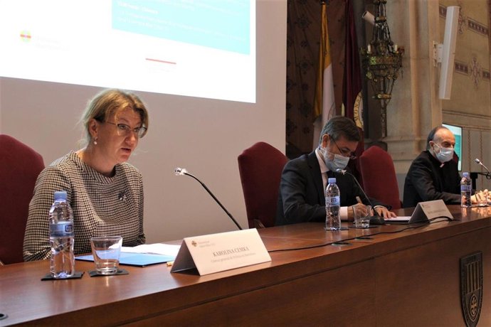 La cónsulKarolina Cemka, el rector de la UAO CEURafael Rodríguez-Pongay el promotor de Justicia del Tribunal Eclesiástico de BarcelonaFernando Perales