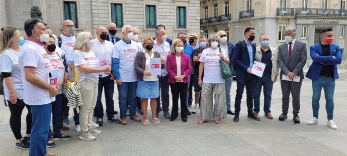 Archivo - La asociación Asjubi40 entrega un escrito en el Congreso, en una imagen de archivo.