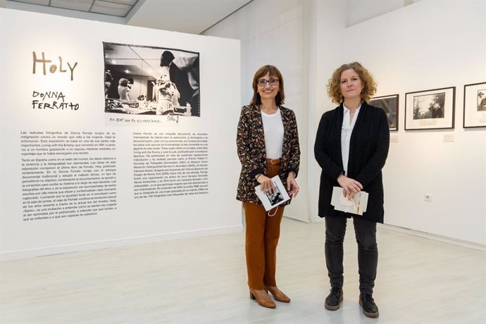 La serie de Donna Ferrato contra la violencia sobre la mujer llega a la sala Juana Francés con PhotoEspaña y la ha presentado la concejal de Igualdad, María Fe Antoñanzas