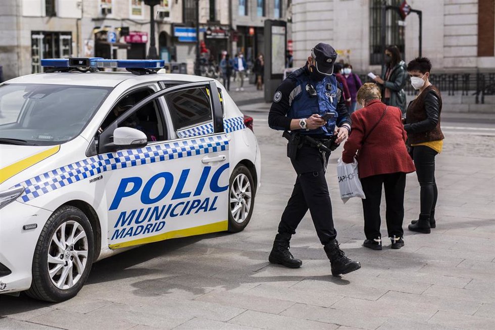 Archivo - Un agente de Policía Municipal de Madrid y un vehículo de la misma