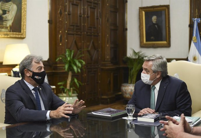 Archivo - El presidente de Toyota Argentina, Daniel Herrero, y el presidente de Argentina, Alberto Fernández