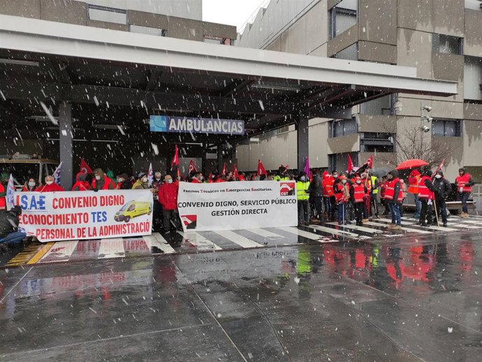 Trabajadores del transporte sanitario al inicio de la manifestación en las Urgencias del Hospital Clínico Universitario de Valladolid.