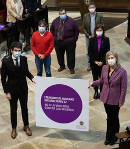 El diputado general de Bizkaia, Unai Rementeria, la presidenta de las Juntas Generales, Ana Otadui, y los integrantes de la Mesa de la Cámara, posan con el 'punto lila' en la Casa de Juntas de Gernika.