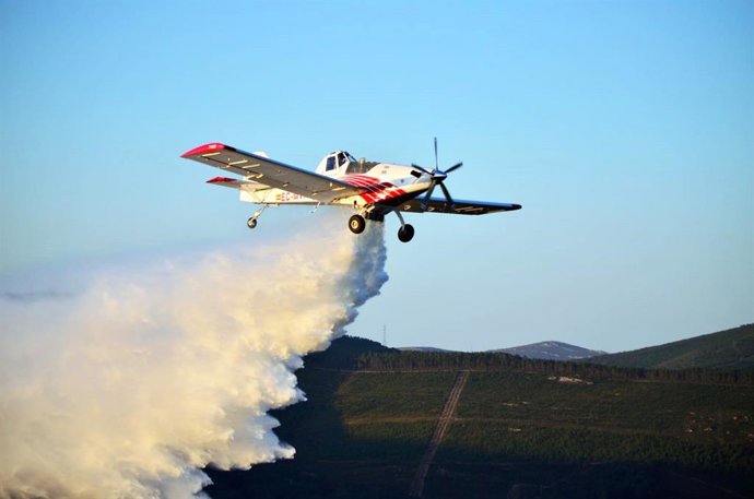 Archivo - Uno de los aviones de Plysa, realizando una descarga durante una de sus intervenciones.
