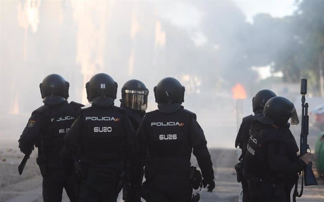 Policías cargan con los manifestantes en la novena jornada de la huelga del metal en el barrio del Río de San Pedro en Puerto Real a 24 de noviembre 2021 en Puerto Real (Cádiz)