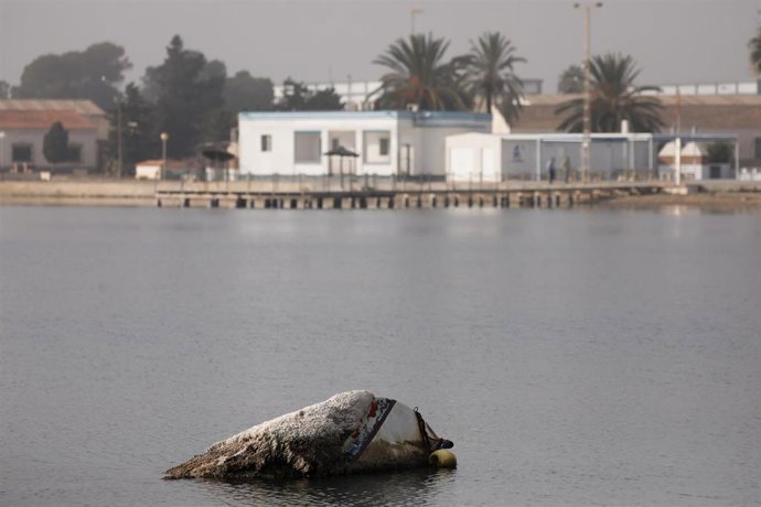 Archivo - Un barco semihundido en el mar menor, Murcia (España), a 4 de febrero de 2021. Este jueves se han llevado a cabo labores de retirada de barcos abandonados, varados, hundidos o semihundidos en el Mar Menor en el club náutico Mar Menor, en Los A