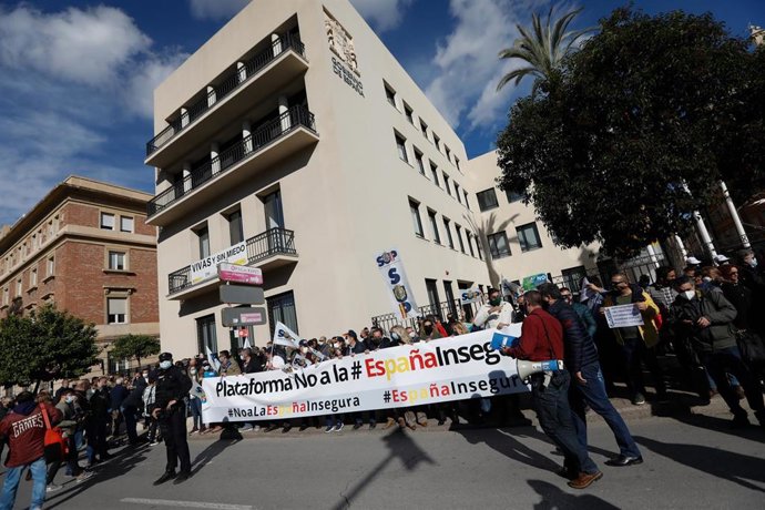 Concentración frente a la Delegación del gobierno convocada por los sindicatos policiales y asociaciones de la Guardia Civil contra la reforma de la Ley de Seguridad Ciudadana