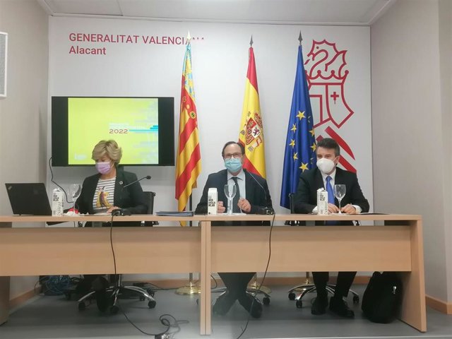 El conseller de Hacienda y Modelo Económico, Vicent Soler, junto al secretario autonómico de Hacienda y la delegada del Consell en Alicante