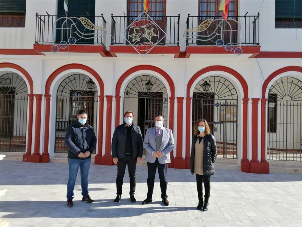 El delegado territorial de Regeneración, Justicia y Administración Local de la Junta en Huelva, Alfredo Martín, visita Villalba del Alcor.